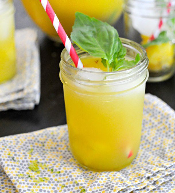 Ананасовый лимонад с базиликом и мятой