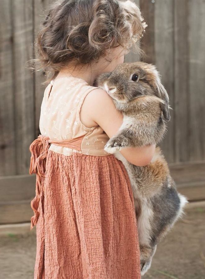 Девочка и кролик