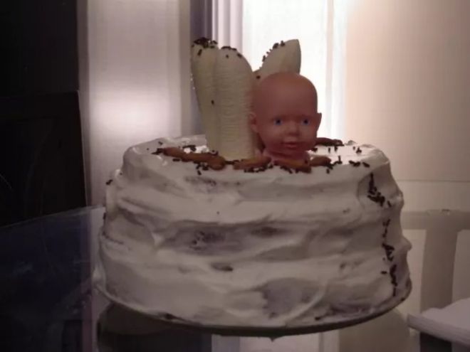 Младенец на торте