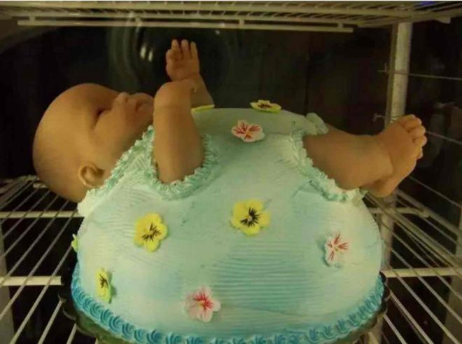 Младенец торчит из торта