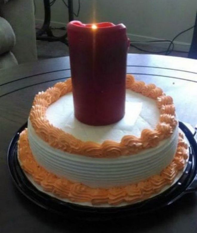 на торте свечa