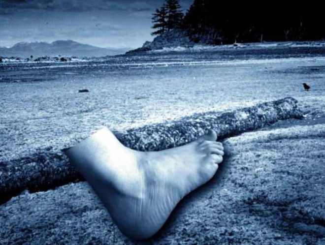 Человеческие ступни на пляже в Британской Колумбии