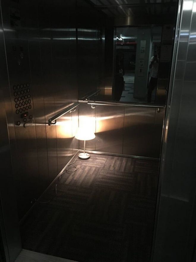 лампа в лифте