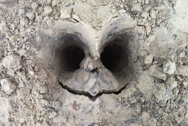 Лицо в каменном ущелье