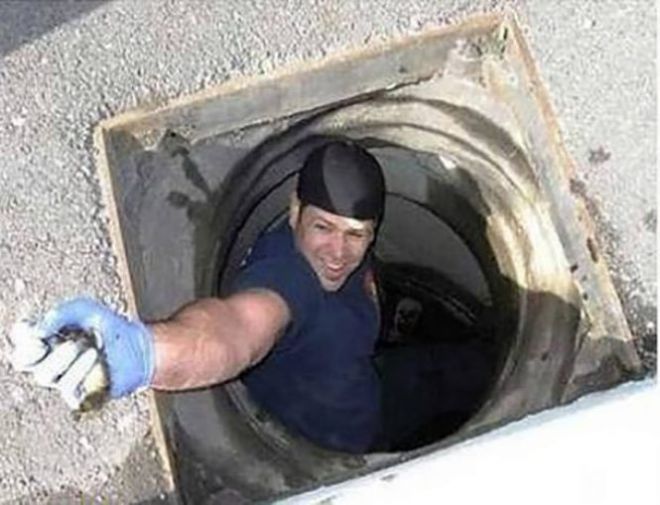 Мужчина в канализационном люке