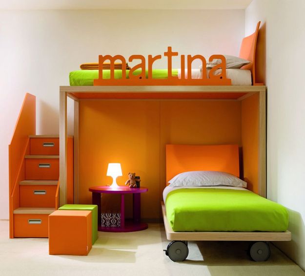 Оранжево-зеленая кровать