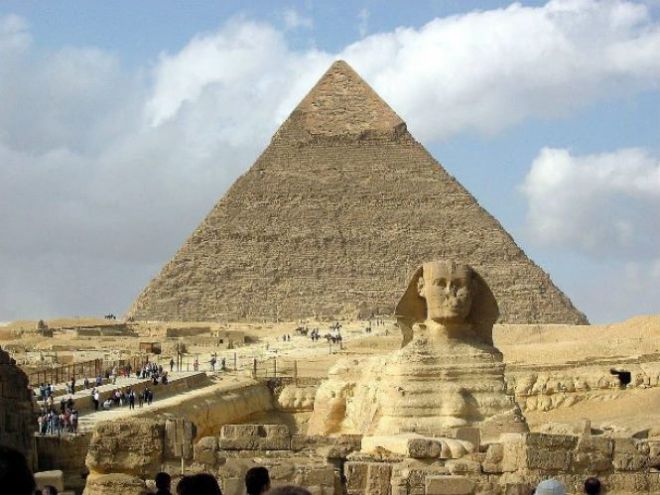 Сфинкс на фоне пирамид