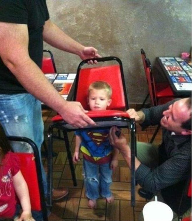 Ребенок застрял в стуле
