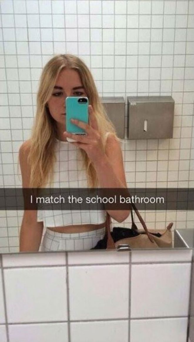 в школьном туалете