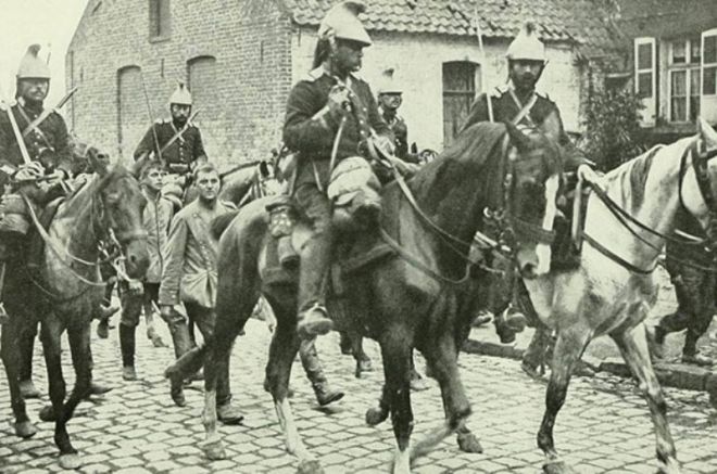 Военные на лошадях
