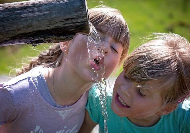 Дети пьют воду