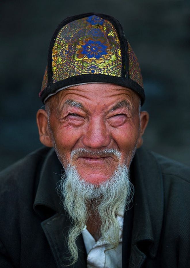 Китайский мужчина с бородой