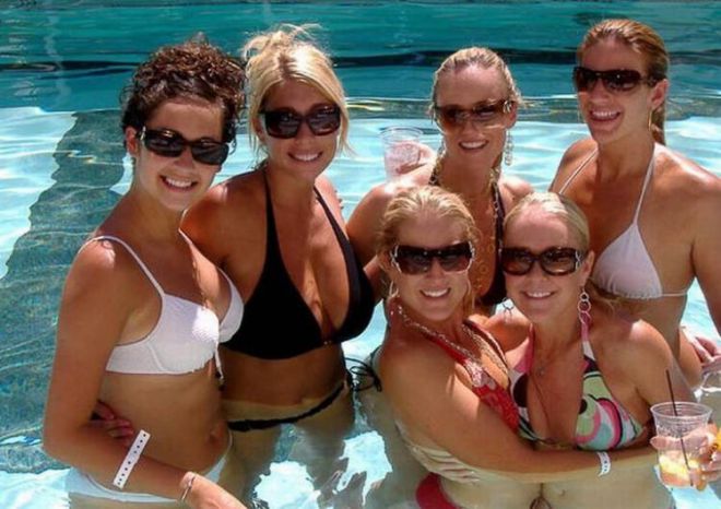 Девушки в бассейне