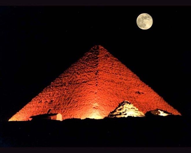 Пирамиды под луной