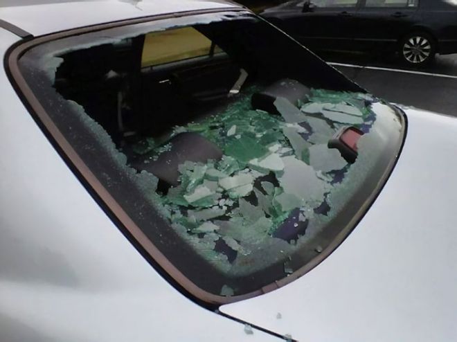 Разбитое заднее стекло в машине