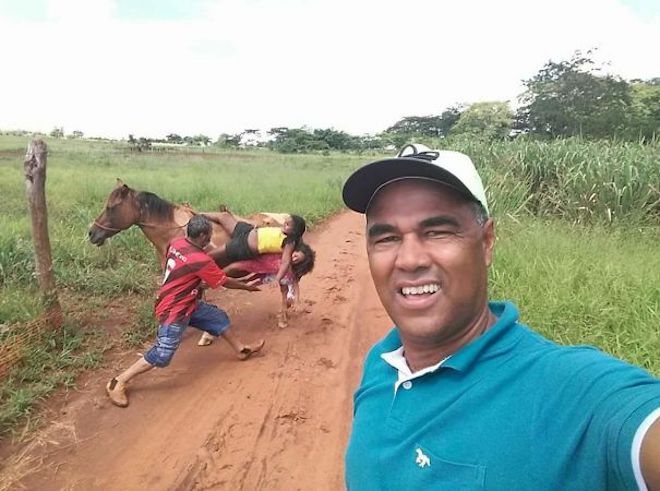 Дети падают с лошади