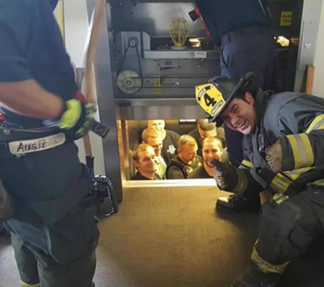 Пожарные вытаскивают полицейских из лифта