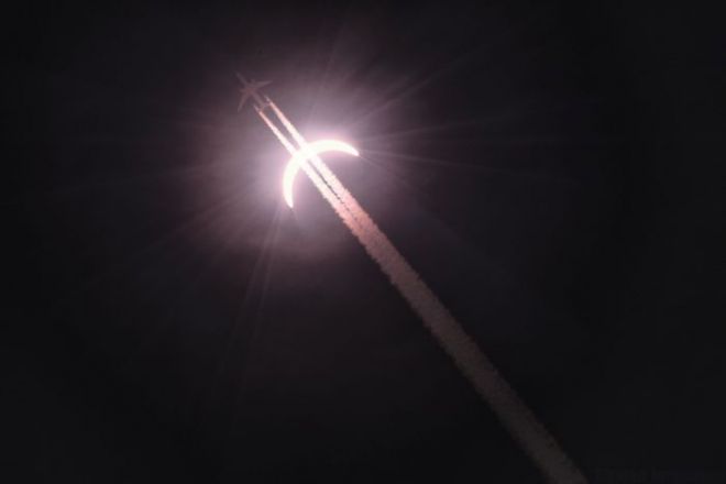 Самолет на фоне солнца