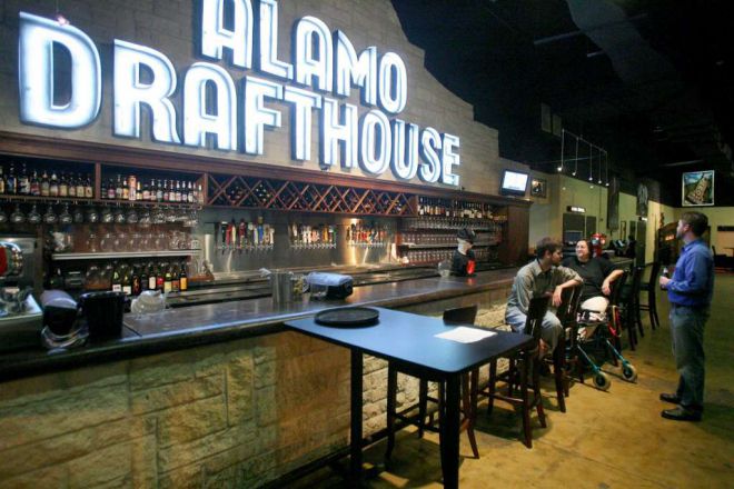 Alamo Drafthouse бар