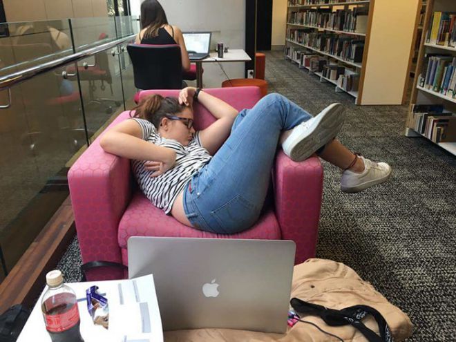 Спящая в библиотеке