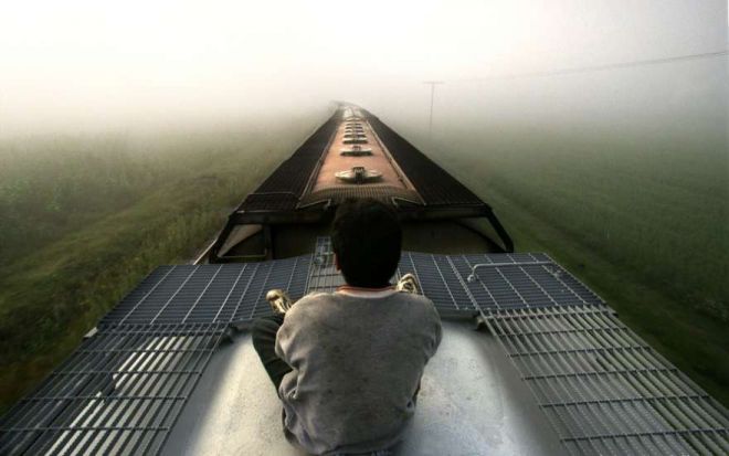 Мальчик на крыше поезда