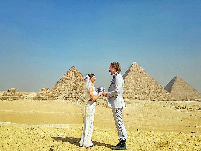 Влюбленные на фоне пирамид