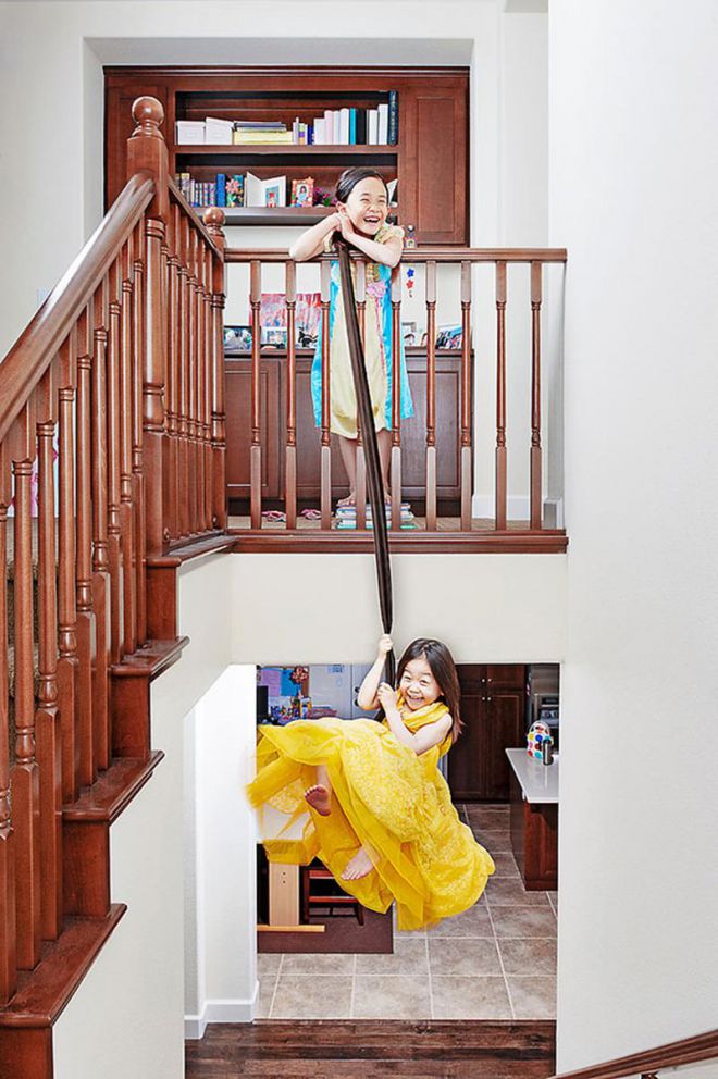 Девчонки катаются на лестнице