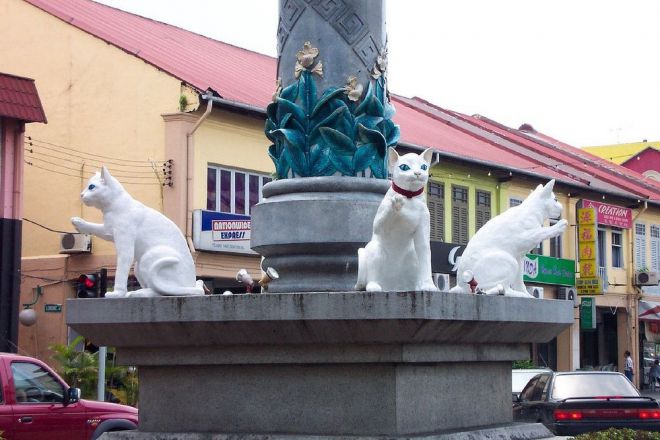 Кошачья статуя