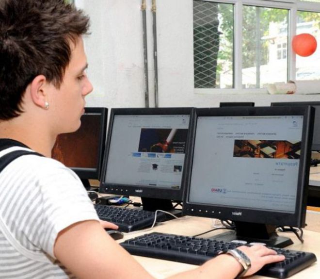 Студент перед компьютером
