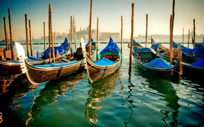 символом города Венеции являются гондолы