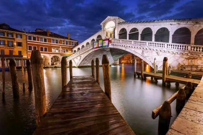 Венеция имеет более 400 мостов и немало частных мостиков