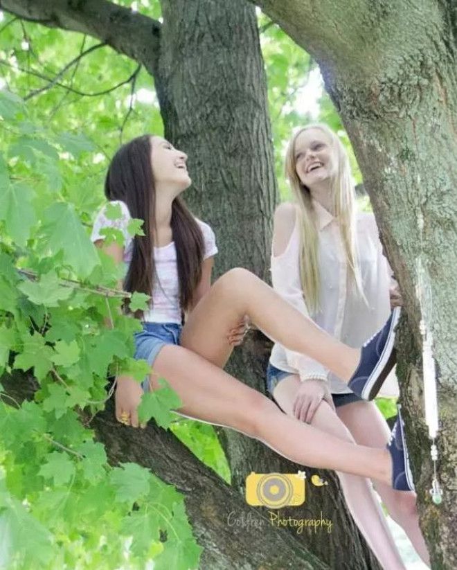 Девушки на дереве