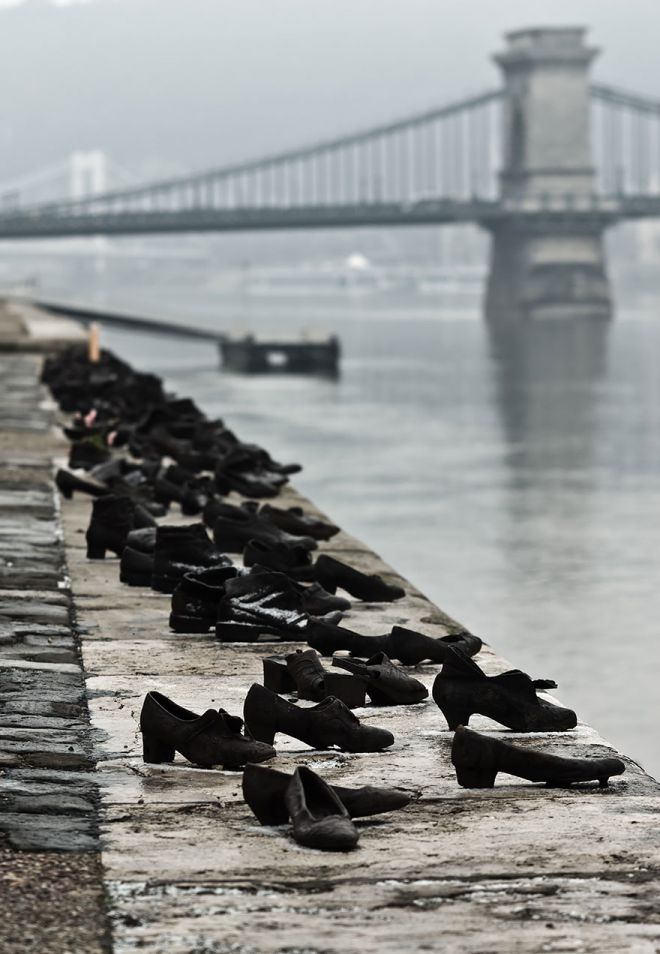 «Туфли на набережной Дуная»