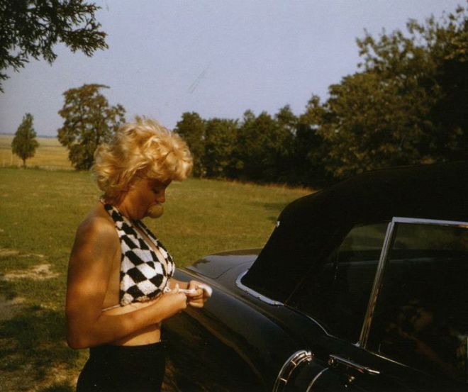 Мэрилин у авто на лужайке