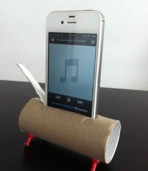 Айфон в подставке из рулона туалетной бумаги