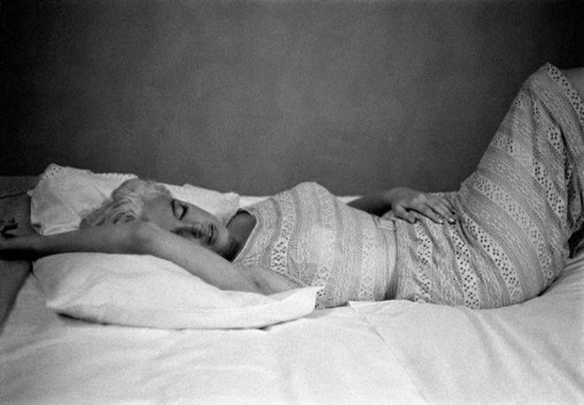 Мэрилин в платье лежит на кровати