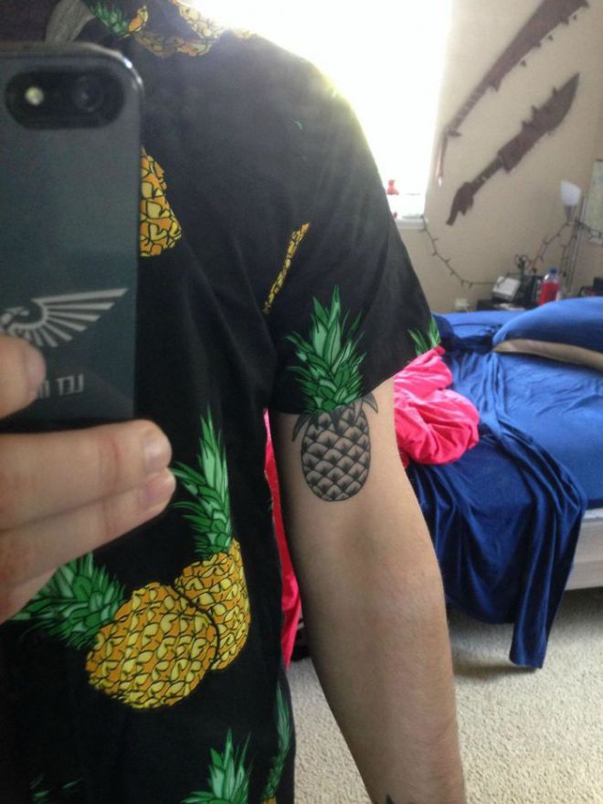 Татуировка ананас на руке