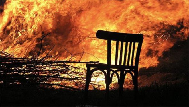 Кресло на фоне огня