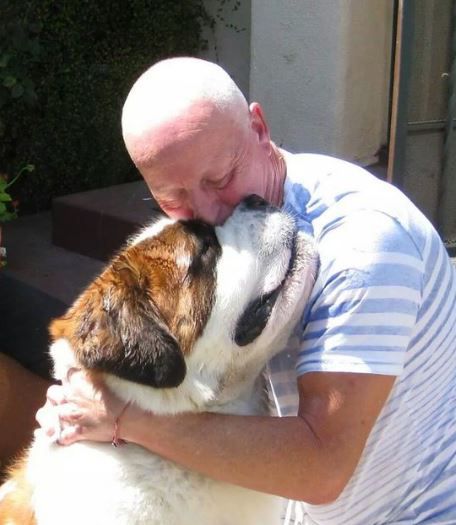 Мужчина обнимает собаку