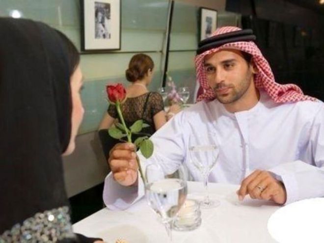 Арабский мужчина с розой