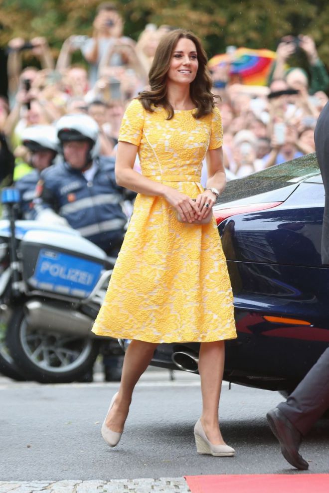 Кейт в желтом платье