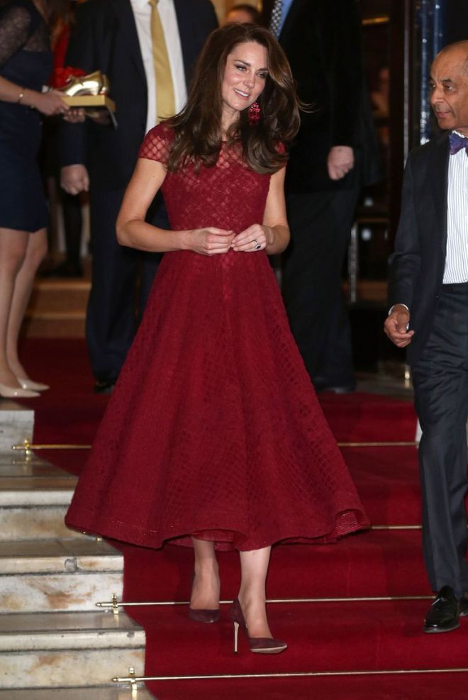 Кейт в красном платье