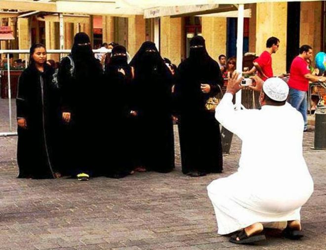 Девушки в хиджабах фотографируются