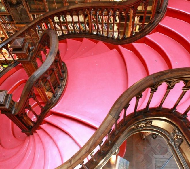 Лестница в португальском книжном магазине