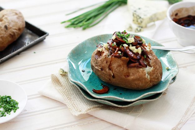 Картофель, запеченный с луком и грибами