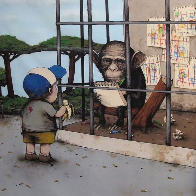 Мальчик и обезьяна в зоопарке