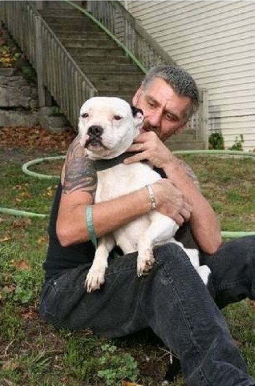 Мужчина обнимает пса