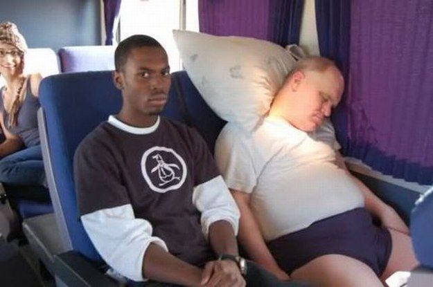 Парень в трусах спит в автобусе