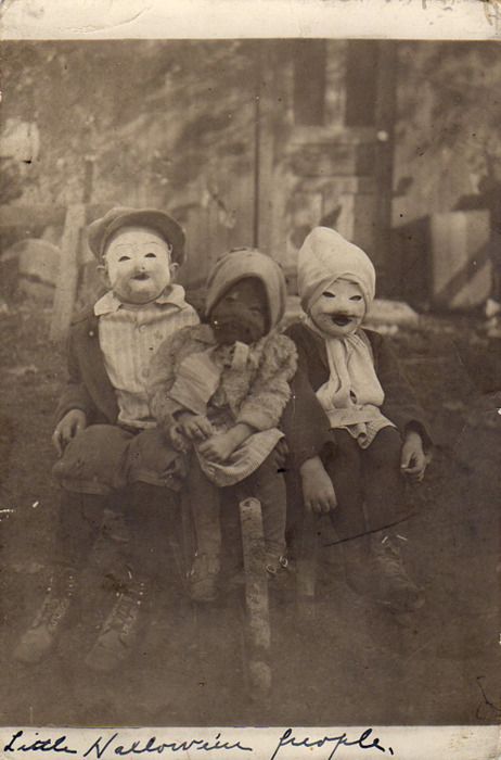 Дети в масках