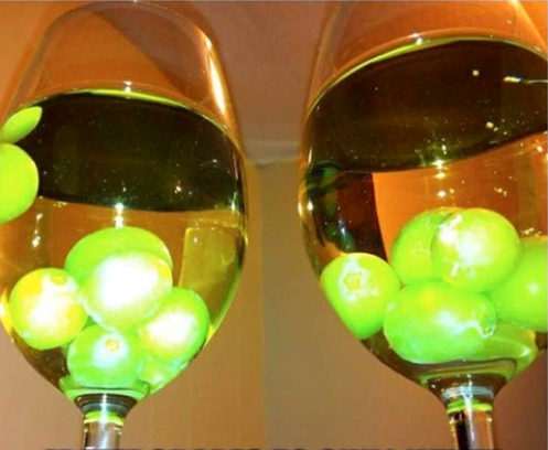 Виноград в бокалах вина
